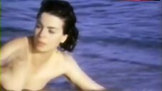 8. Tina Sportolaro Full Naked on Beach – Femmes