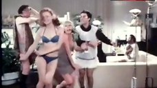 1. Pamela Tifin Dancing in Bikini – La Signora E Stata Violentata