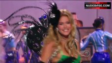 10. Doutzen Kroes in Sexy Lingerie On Stage – The Victoria'S Secret Fashion Show 2009
