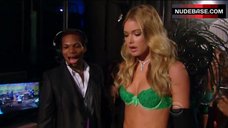 2. Doutzen Kroes in Sexy Lingerie On Stage – The Victoria'S Secret Fashion Show 2009