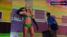 4. Doutzen Kroes in Sexy Lingerie On Stage – The Victoria'S Secret Fashion Show 2009