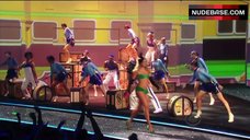 6. Doutzen Kroes in Sexy Lingerie On Stage – The Victoria'S Secret Fashion Show 2009