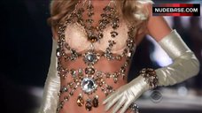 Hot Doutzen Kroes – The Victoria'S Secret Fashion Show 2012