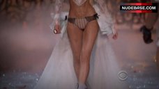 2. Candice Swanepoel Lingerie Scene – The Victoria'S Secret Fashion Show 2011