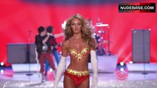 7. Candice Swanepoel in Hot Lingerie – The Victoria'S Secret Fashion Show 2013