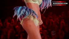 1. Lindsay Ellingson Shows Underwear – The Victoria'S Secret Fashion Show 2013