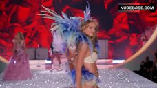 9. Lindsay Ellingson Shows Underwear – The Victoria'S Secret Fashion Show 2013