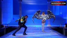 10. Erin Heatherton Shows Sexy Lingerie – The Victoria'S Secret Fashion Show 2011