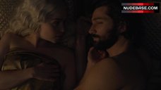 2. Emilia Clarke Intim Scene – Game Of Thrones