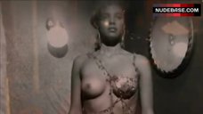 Tattiawna Jones Shows Boobs – Keyhole