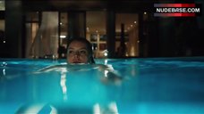 7. Karolina Lodyga Topless in Pool – Kommissarin Heller: Hitzschlag