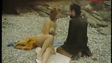 10. Sasa Kastoura Full Naked on Beach – Oi Apanthropoi