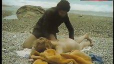 8. Sasa Kastoura Full Naked on Beach – Oi Apanthropoi