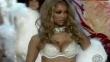 Tyra Banks Shows Sexy Lingerie – Victoria'S Secret Fashion Show 2005