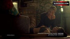 1. Tatiana Maslany Lesbi Scene – Orphan Black