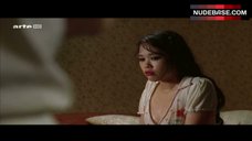 1. Kea Kaing Boobs Scene – Les Cinq Parties Du Monde