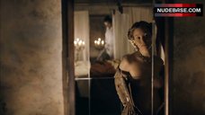 2. Chloe Stefani Shows Tits and Ass – Henri 4