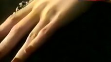 10. Cindy Leadbetter Nude in Lesbi Scene – Amanti Miei