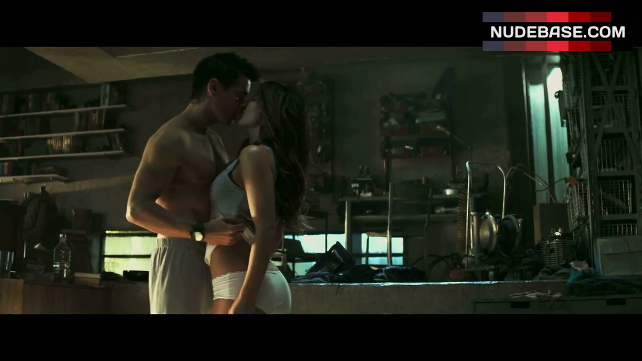 Kate Beckinsale Hot in Underwear – Total Recall