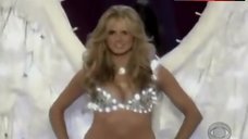 7. Heidi Klum Lingerie Scene – Victoria'S Secret Fashion Show 2005
