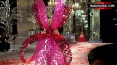 6. Heidi Klum Shows Fasion Lingerie – Victoria'S Secret Fashion Show 2008