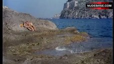 1. Margrit Evelyn Newton Exposed Tits on Beach – Una Tenera Follia