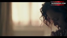 78. Madeline Brewer Breastfeeding – The Handmaid'S Tale