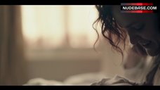 89. Madeline Brewer Breastfeeding – The Handmaid'S Tale