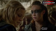 12. Alycia Debnam Carey Lesbian Kiss – The 100