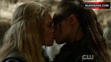 Alycia Debnam Carey Lesbian Kiss – The 100