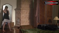 12. Aqueela Zoll Ass Scene – Wrong Turn 6