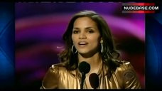 7. Halle Berry No Bra – The People'S Choice Awards