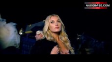 56. Elsa Hosk Hot Scene – The Victoria'S Secret Fashion Show 2016