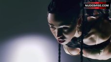 34. Fka Twigs Hot Scene – Fka Twigs - Pendulum