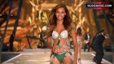 78. Jasmine Tookes Hot Scene – The Victoria'S Secret Fashion Show 2016