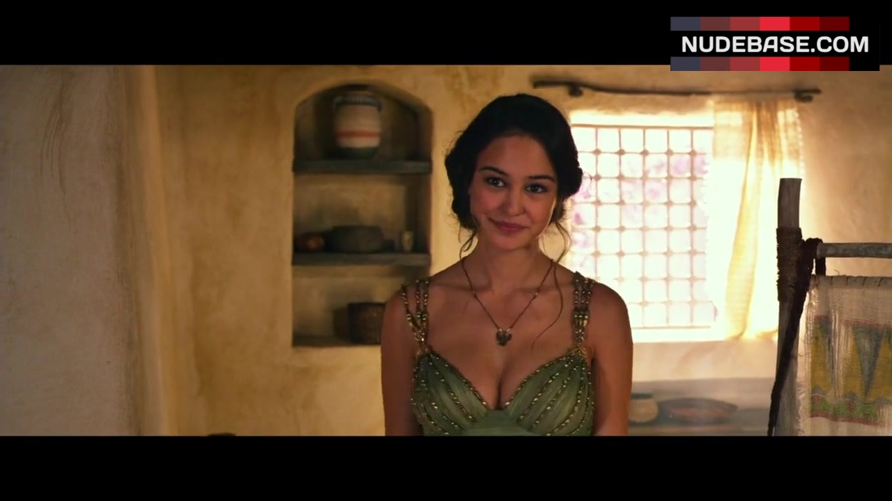 Courtney Eaton Cleavage – Gods Of Egypt (0:35) | NudeBase.com