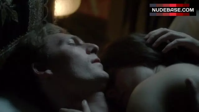 Желіде джинсы киген қызды сиқыту