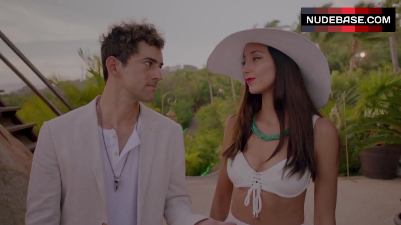 Sofia Sisniega Bikini Scene – Club De Cuervos (0:43) | NudeBase.com