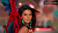 6. Kendall Jenner Shows Lingerie – The Victoria'S Secret Fashion Show 2016