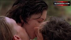 6. Lara Flynn Boyle Shows Butt – Threesome