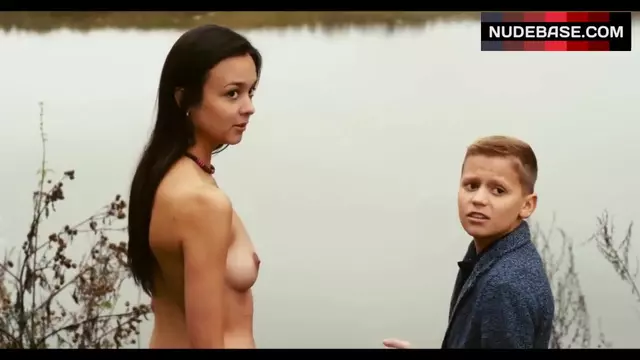 Dachadagi yalangoch qoshnilarning fotosuratlari