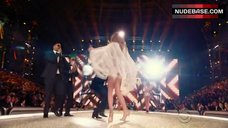 4. Josephine Skriver Hot Scene – The Victoria'S Secret Fashion Show 2016