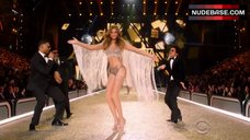 6. Josephine Skriver Hot Scene – The Victoria'S Secret Fashion Show 2016