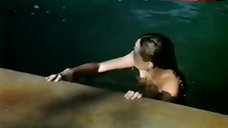 1. Eva Lyberten Lesbian Kissing in Pool – Viciosas Al Desnudo