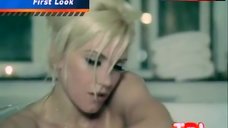 3. Gwen Stefani Sexy in Bath – 4 In The Morning