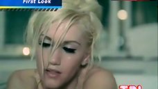 4. Gwen Stefani Sexy in Bath – 4 In The Morning