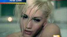 6. Gwen Stefani Sexy in Bath – 4 In The Morning