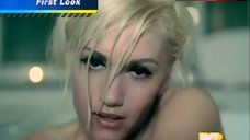7. Gwen Stefani Sexy in Bath – 4 In The Morning