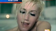8. Gwen Stefani Sexy in Bath – 4 In The Morning