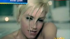 9. Gwen Stefani Sexy in Bath – 4 In The Morning